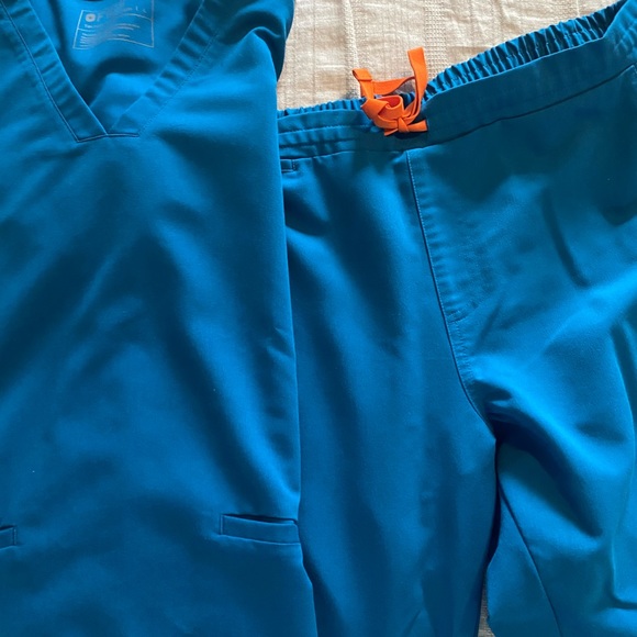 SOLD FIGS Alps Blue Scrub Set Large - Picture 3 of 4